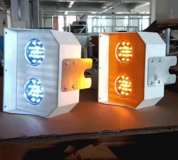 護欄太陽(yáng)能警示燈
